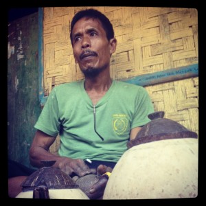 Amat Sudrajat, membuat kerajinan teko dari batok kelapa