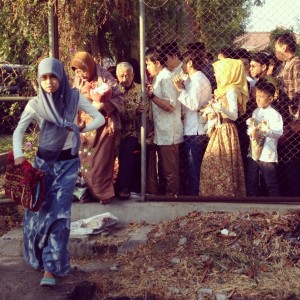 peserta sholat Ied keluar dari tempat sholat