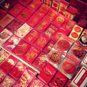 angpao menjadi salah satu benda wajib saat Tahun Baru Imlek