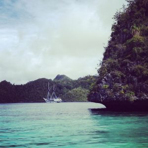 kapal LOB di Wayag kapal LOB di Wayag