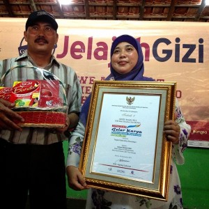 Liestiyani Ritawati pemenang Srikandi Award 2009 dan Hasyim suaminya