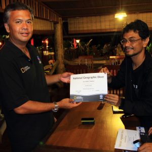 menerima sertifikat National Geographic Diver