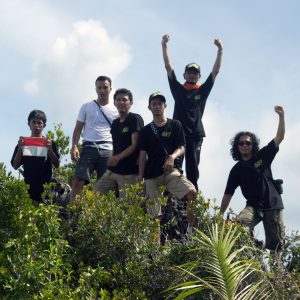 peserta Black Trail di puncak Wayag