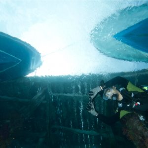 di bawah perahu di Airborek