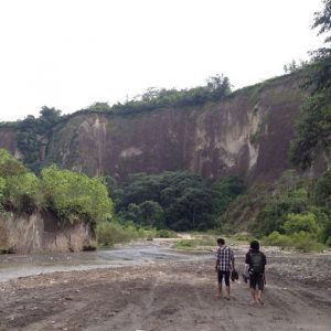 menyusuri sungai Ngarai Sianok menyusuri sungai Ngarai Sianok