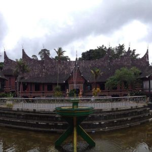 rumah gadang di kebun binatang Bukittinggi rumah gadang di kebun binatang Bukittinggi