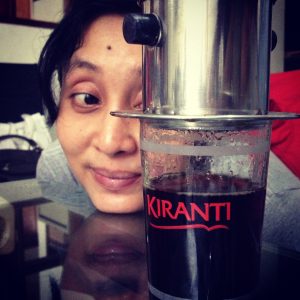 kopi diseduh menggunakan vietnam drip