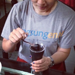 menggiling biji kopi