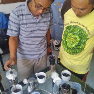menyeduh kopi menggunakan moka pot