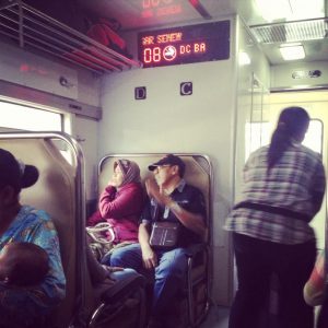 suasana di dalam kereta ekonomi