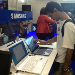 mencoba layar sentuh Samsung Series 5 Ultra Touch