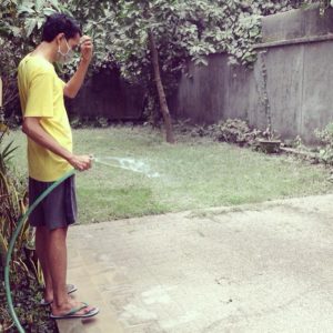 Thomas membersihkan abu vulkanik di pekarangan Thomas membersihkan abu vulkanik di pekarangan