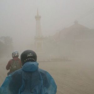 Tugu Yogyakarta terselimuti abu, foto oleh Bonang Tugu Yogyakarta terselimuti abu, foto oleh Bonang