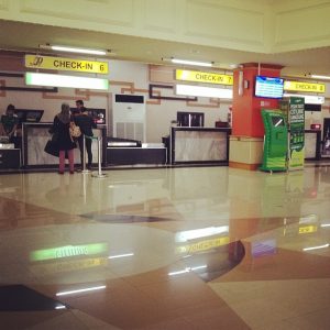 ruang check-in Bandara Halim Perdanakusuma