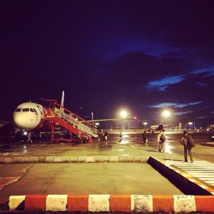 Penumpang menuju ke pesawat AirAsia Penumpang menuju ke pesawat AirAsia
