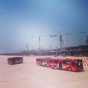Bus pengangkut penumpang AirAsia di Terminal 3 Bandara Soekarno-Hatta, Jakarta Bus pengangkut penumpang AirAsia di Terminal 3 Bandara Soekarno-Hatta, Jakarta