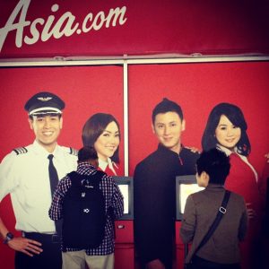 Calon penumpang melakukan check-in mandiri di mesin kiosk Calon penumpang melakukan check-in mandiri di mesin kiosk