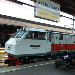 lokomotif CC203 yang digunakan KA Logawa
