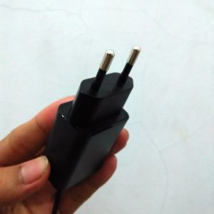 pengisi daya dengan colokan tipe C