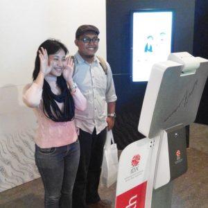 berfoto di photo booth Galeri Sejarah IDX