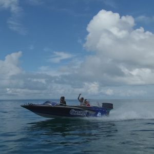 meluncur menggunakan speedboat meluncur menggunakan speedboat