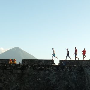anak-anak berjalan melintas di tembok Benteng Kalamata anak-anak berjalan melintas di tembok Benteng Kalamata