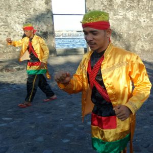 Penari Soya-Soya sedang berlatih Penari Soya-Soya sedang berlatih