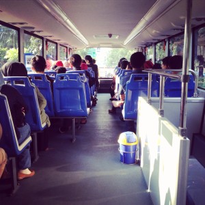 suasana di lantai atas bus