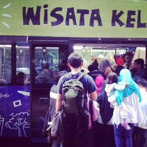 penumpang masuk ke dalam bus