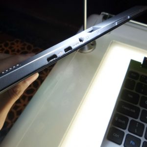 port dan ketebalan tablet Acer One 10