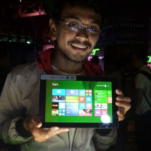 memegang tablet Acer One 10