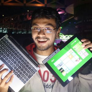 memegang tablet Acer One 10 dan keyboard