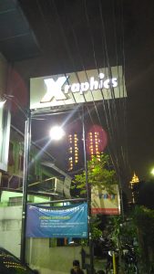 memotret di malam hari mengarah ke sumber cahaya