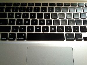 memotret dengan kondisi cahaya lampu di dalam ruangan