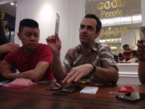 Hugo Barra menunjukkan layar ultra tipis Hugo Barra menunjukkan layar ultra tipis