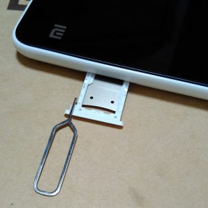 tray microSD terbuka tray microSD terbuka