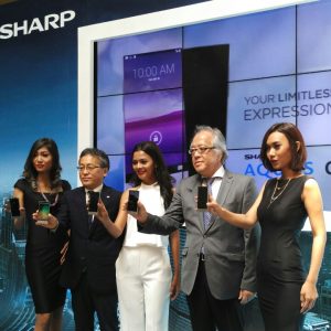 petinggi Sharp meluncurkan Sharp AQUOS Crystal petinggi Sharp meluncurkan Sharp AQUOS Crystal