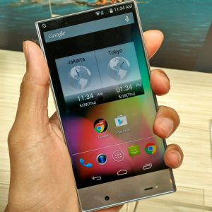 dimensi Sharp AQUOS Crystal nyaman digenggam dimensi Sharp AQUOS Crystal nyaman digenggam