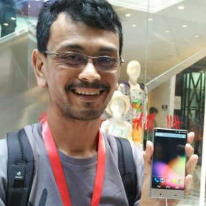 berfoto bersama Sharp AQUOS Crystal berfoto bersama Sharp AQUOS Crystal