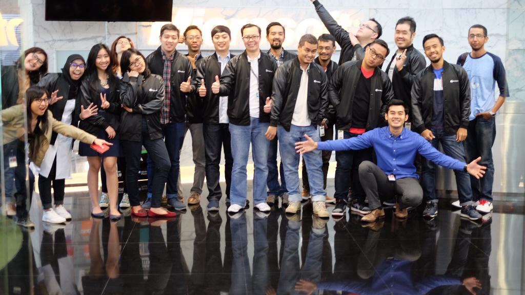 keseruan testing Windows 10, foto dari Twitter Ario Pratomo @sheggario keseruan testing Windows 10, foto dari Twitter Ario Pratomo @sheggario