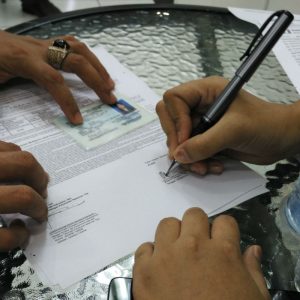 menandatangani dokumen menandatangani dokumen