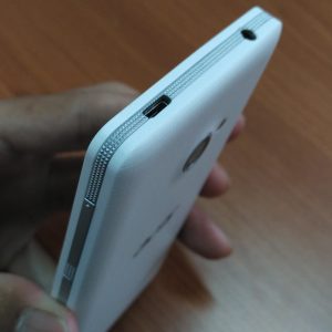 port USB, jack 3,5 mm, tombol volume, dan tombol power Acer Liquid Z220