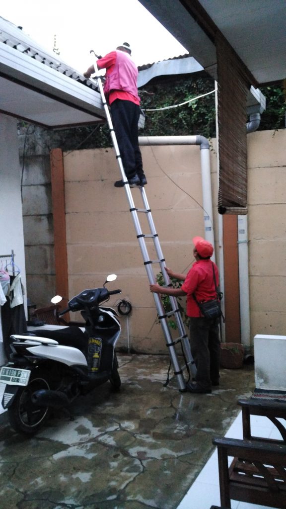 petugas IndiHome memasang kabel FO