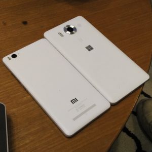 perbandingan ukuran Lumia 950 (kanan) dan Xiaomi Mi4i (kiri) perbandingan ukuran Lumia 950 (kanan) dan Xiaomi Mi4i (kiri)