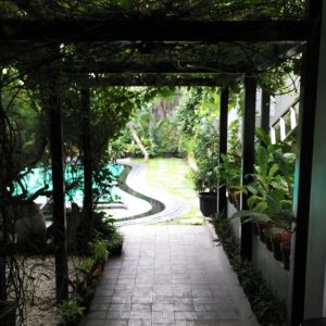 pintu ke arah kamar Hotel Lokal Yogyakarta