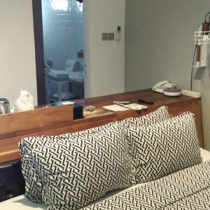 kasur, meja, kamar mandi Hotel Lokal Yogyakarta