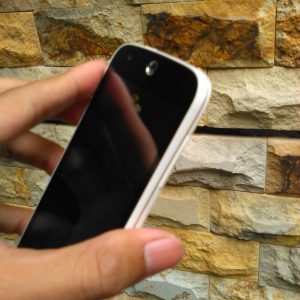 tombol volume di samping kanan tombol volume di samping kanan