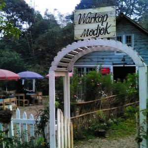 pintu gerbang Warung Modjok