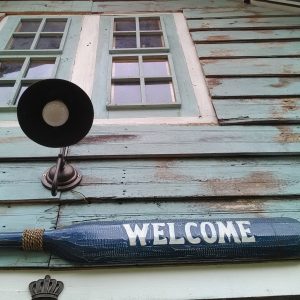 hiasan pintu Warung Modjok