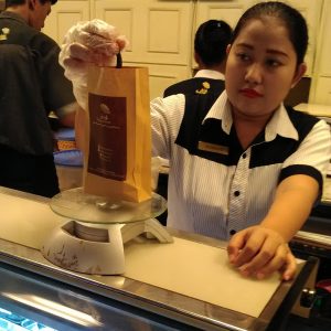 pelayan menimbang cokelat